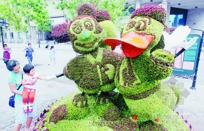 人物雕塑小品施工图资料下载-哈尔滨中央大街新增五色草景观雕塑