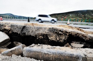 路基警示牌资料下载-甘肃87亿高速路通车半年即大修 1年后未追责仍沉降