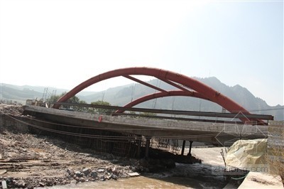 防汛通道桥资料下载-造价近千万在建新桥 竣工时变危桥