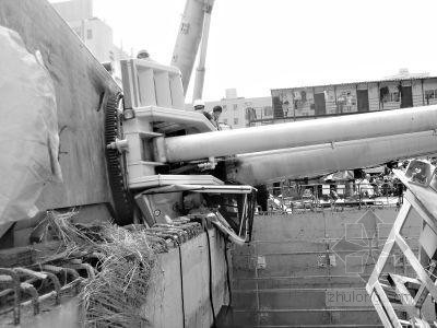 吊车供电线路资料下载-武汉在建地铁2号线工地吊车侧翻