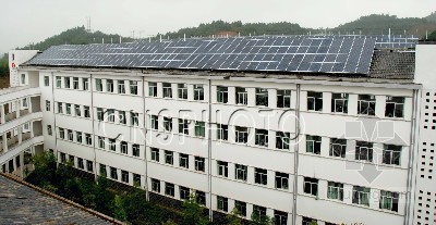 太阳能集热器面积资料下载-大连：六层小楼挂着300组太阳能集热器