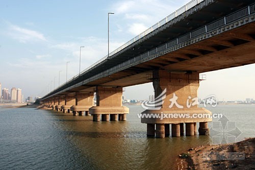 [分享]水位下降致南昌大桥桥墩"露底"