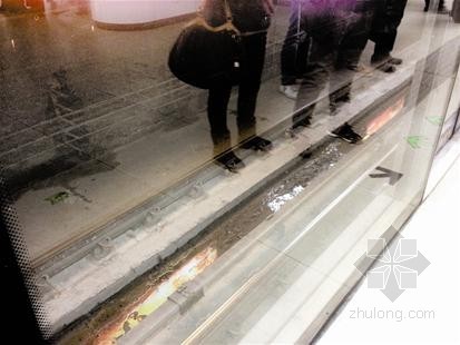 地铁结构渗水资料下载-武汉地铁站渗水原因:垃圾致地漏堵塞