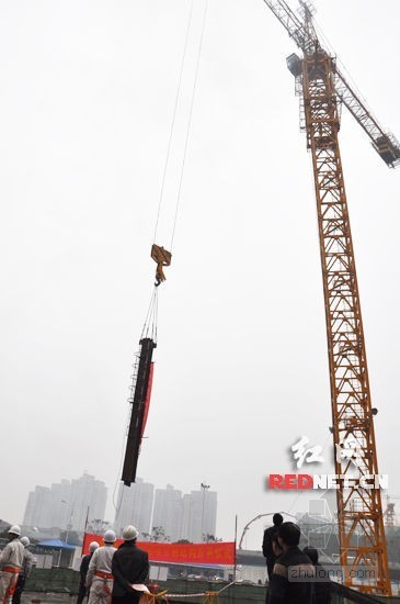 长沙运达中央广场商业区资料下载-湖南在建第一高楼钢结构开吊