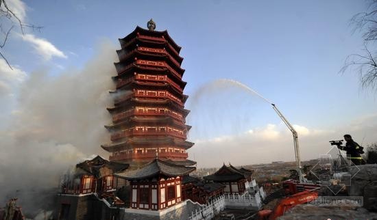 九层仿古塔资料下载-北京园博园施工现场起火 标志建筑严重损坏
