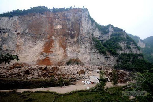 危岩处治设计资料下载-贵州江口峡谷 200米峭壁崩塌(图)