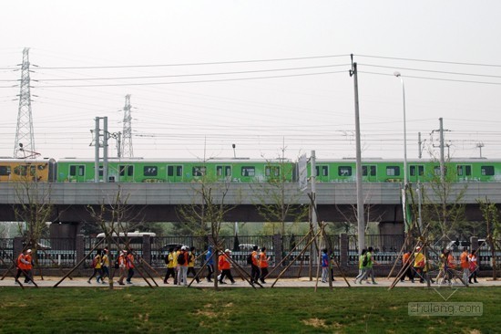 最新北京地铁高清图资料下载-北京地铁14号线开通试运营 7站直达园博园
