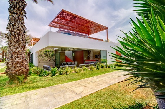 盒子住宅施工措施资料下载-秘鲁风景优美的白色盒子状住宅装修设计
