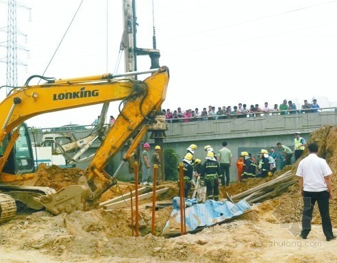 徐州三环高架快速路3标资料下载-郑州南三环工地塌方 两人被埋身亡