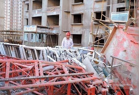 四川施工电梯资料下载-乌鲁木齐工地施工电梯从十楼坠落致4人遇难1人重伤