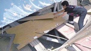 兰州万达广场综合体资料下载-兰州一开发区楼体地基塌陷 居民犹住“空中楼阁”