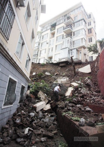 两米高挡土墙资料下载-超过十米高的挡土墙倒塌 一楼住户家被砸