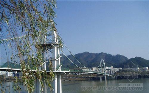 人行桥修复施工资料下载-黄山耗资200万修复观光桥完工两月桥面出现断裂