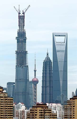 632米结构资料下载-中国第一高楼上海中心大厦封顶 632米结构高楼地面或沉陷