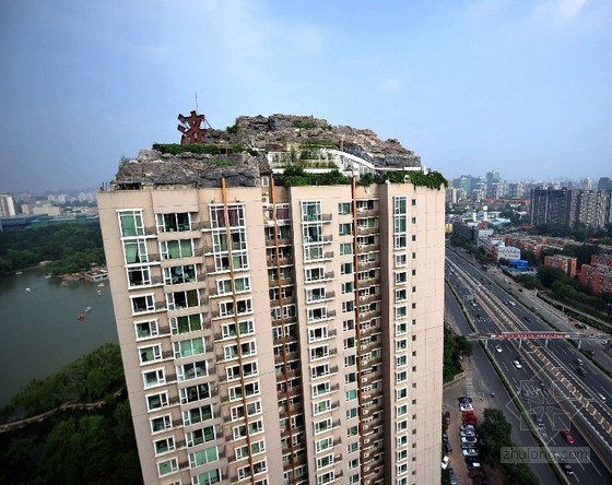 50万别墅装修实景照片资料下载-北京最牛违建别墅群  堪称“楼上楼”