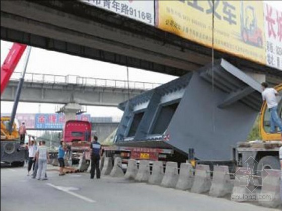 骑马牙子资料下载-吊起40吨桥板 解救高架桥下被卡挂车