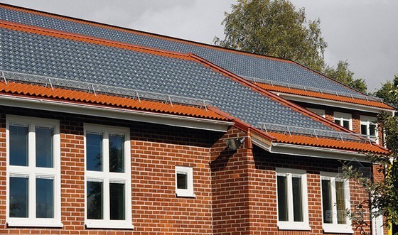 太阳能屋顶资料下载-瑞典透明太阳能屋顶：传统屋瓦与太阳能电池结合