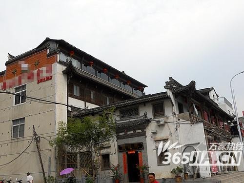 徽式建筑方案cad资料下载-安徽阜阳路现造价千万酒楼形似明清徽式建筑