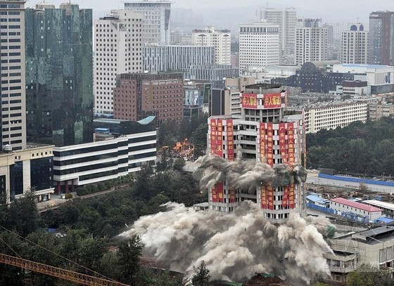 高层爆破拆除资料下载-昆明“80年代云南第一高楼”被爆破拆除