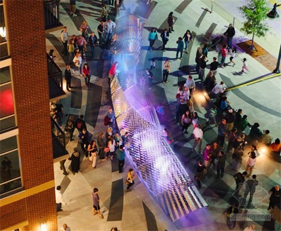 艺术不锈钢雕塑资料下载-美国北卡罗来纳州教堂山发光蛇形艺术雕塑