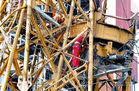 27米高钢结构资料下载-汉川电厂40米高塔吊拦腰坍塌