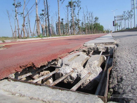 彩色沥青混凝土路路面资料下载-南京彩色路面修建两月犹如破烂的“红地毯”