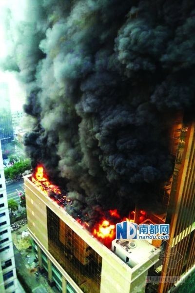 深圳塘家消防中队建筑资料下载-罗湖土豪金烂尾楼复工后起火 疑为冷却塔自燃