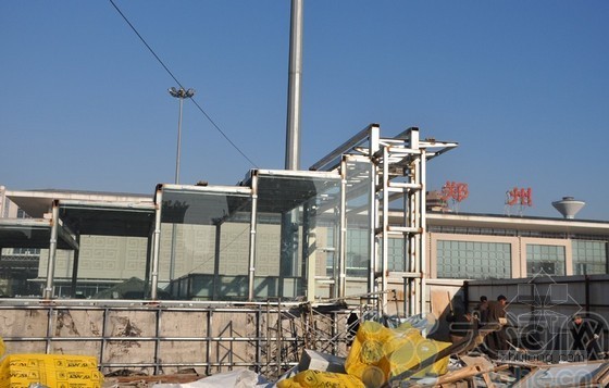 出入口广场资料下载-郑州地铁火车站出入口雨篷基本竣工