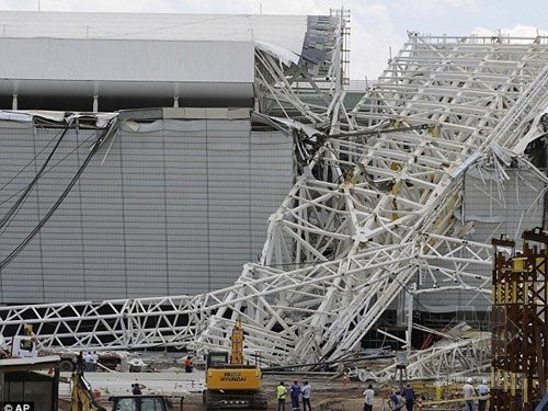 顶棚球场施工图资料下载-巴西世界杯开幕式球场顶棚坍塌 3人不幸遇难