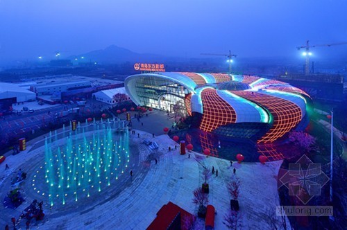 上万平米建筑资料下载-万人汇聚世界最大螺形建筑 500亿航母亮相