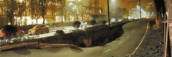 昭陵宝城资料下载-新建马路塌陷 或与软土地基及周边施工有关