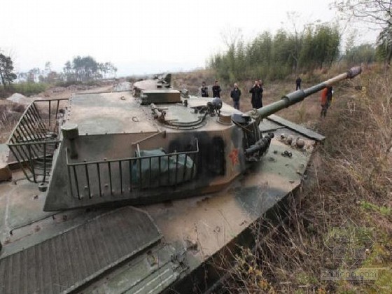 坦克坦克模型资料下载-浙江土豪20万买坦克 停放高速公路旁