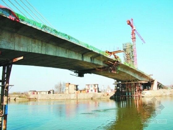 高速公路跨铁路悬臂浇筑资料下载-中国第一跨高速公路大桥重要节点被攻克