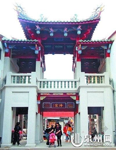 仿古门楼屋顶结构施工图资料下载-百年泮宫重获“新生”旧屋顶70米挪动7天