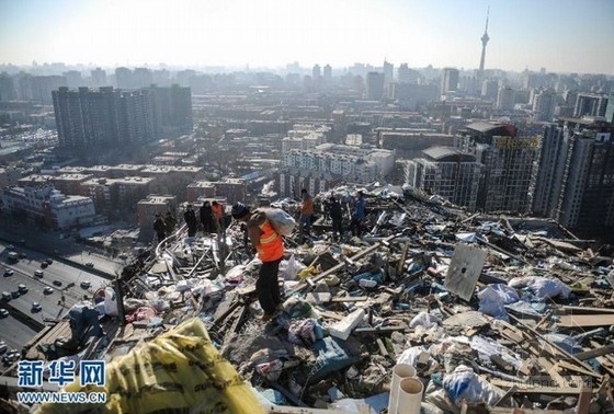 楼顶绿花园资料下载-北京楼顶违建别墅拆迁超5个月 仍未拆完