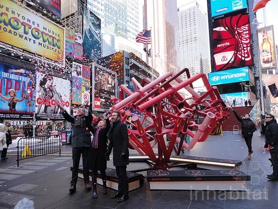 雕塑雕塑制作资料下载-Kammetal公司制造的纽约时代广场红娘雕塑