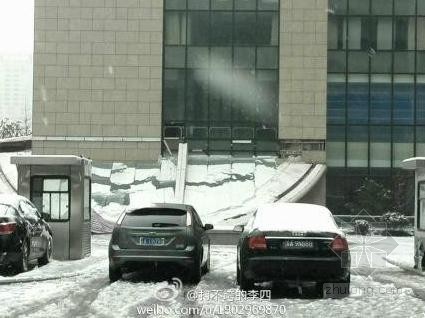 大型雨棚模型资料下载-南京暴雪  金陵饭店裙楼雨棚被积雪压垮 