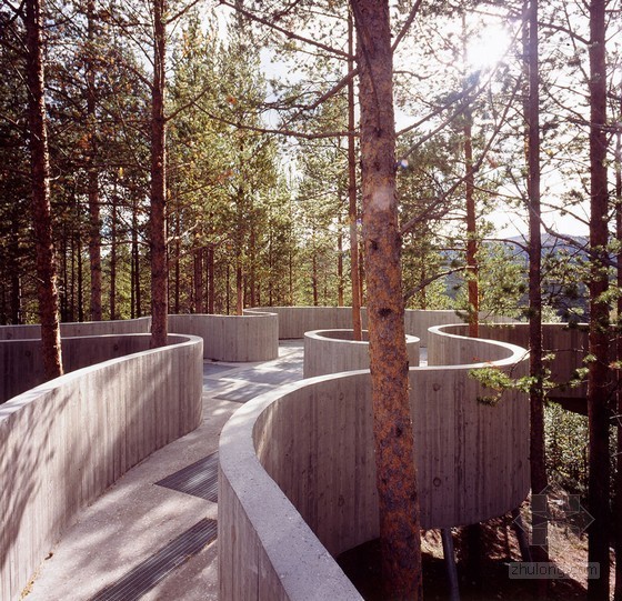 混凝土观景台图纸资料下载-风景如画的挪威松林观景台