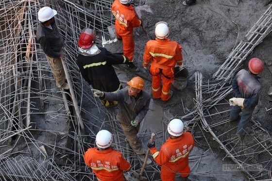 昆明一殡仪馆工地垮塌1死10多人伤