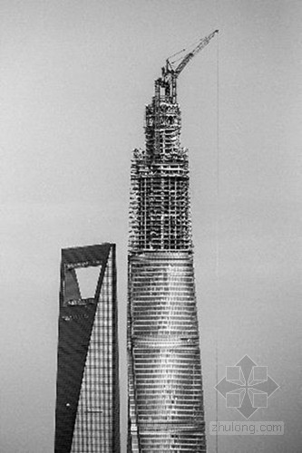 上海中心大厦结构吊装资料下载-上海中心大厦顶部塔吊将于本月下旬全部拆除