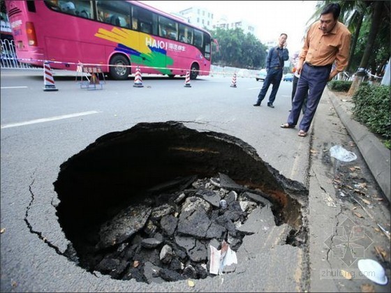 路面塌陷或沉降资料下载-海口琼州大道路面塌陷3米大坑