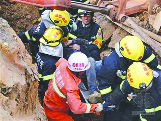 [分享]成都一工地发生塌方 市民徒手刨土救人