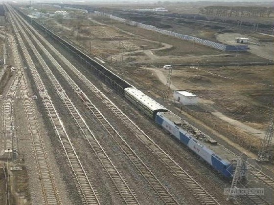 80吨汽车吊性能资料下载-中国4公里长“3万吨重载列车”试运行成功