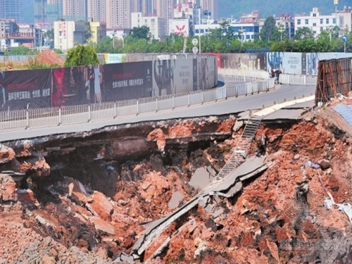 道路断面面积资料下载-昆明城区道路大面积塌方40米长