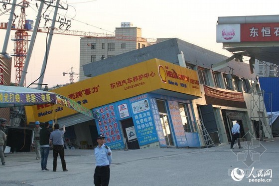 加油站油库施工方案资料下载-杭州一加油站房屋因周边施工影响 突然倾斜下陷