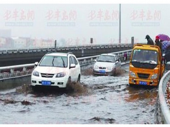 室外道路积水资料下载-青岛跨海大桥引桥设计瘕疵 桥面积水如“过河”