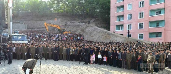 崩塌的事故资料下载-23层公寓楼崩塌 朝鲜高官鞠躬道歉