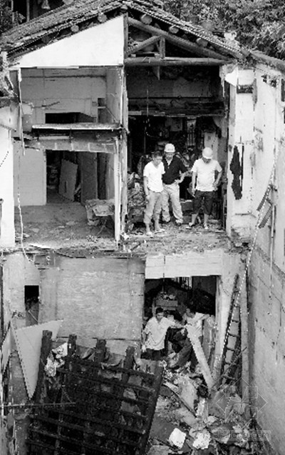 防围墙坍塌资料下载-广州荔湾区文昌北路70年老楼坍塌