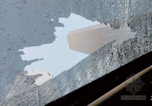 南宁幕墙玻璃资料下载-玻璃幕墙成悬在头顶的“定时炸弹”