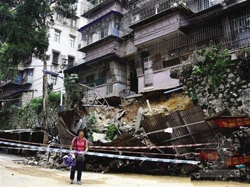 最新挡土墙图集下载资料下载-居民楼前挡土墙坍塌 深夜凿墙疏散住户